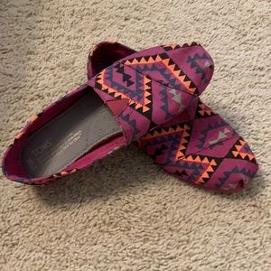 TOMS women slip ons.  I’m great shape! Barely worn